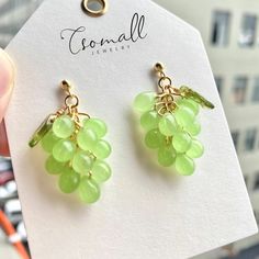 Regale un toque de encanto de cosecha con estos aretes de uvas verdes hechos a mano. Expertos artesanos dan forma a mano a cuentas de vidrio opaco brillante en lindos motivos de uvas agrupados acentuados con pequeños dijes de hojas.

 Utilizando técnicas tradicionales checas de vidriería, los artesanos capturan los vivos tonos verdes y las formas regordetas de las uvas frescas. ¿No transmite el estilo bohemio una personalidad lúdica?

 Los ligeros cierres de palanca mantienen estos aretes llama Beaded Grapes, Grapes Earrings, Grape Earrings, Green Grape, Fruit Jewelry, Green Grapes, Funky Jewelry, Leaf Charms, Beaded Material