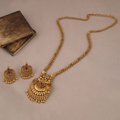 Gold Necklace Long Indian, Long Antique Necklace Gold, Long Chain With Pendant Gold, Pendant Sets Indian Gold, Gold Pendant Jewelry Indian, Antique Gold Pendant Set, Long Chains Indian Gold, Long Gold Necklace Indian, Long Chain Designs Gold