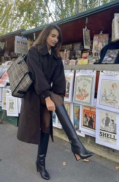 Winter Parisian Outfit, Winter Parisian Style, Parisian Fall Outfits, Night Out Winter, Black Coat Women, Dorothy Dandridge, High Boots Outfit, Street Outfits, Stylish Lifestyle