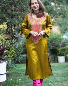 Mashru Silk Kurti Design, Saree Jackets, Kurta Pant Set, Kurta Dress, Cotton Kaftan, Floral Cotton Dress, Silky Texture, Top Pants Set, Kurta With Pants