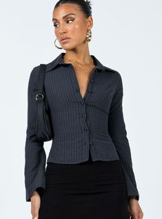 Anni Pinstripe Shirt Black 6th Form Outfits, Ropa Semi Formal, Estilo Ivy League, Sixth Form Outfits, Pinstripe Shirt, Office Siren, Elegantes Outfit Frau, Stylish Work Attire, Corporate Outfits