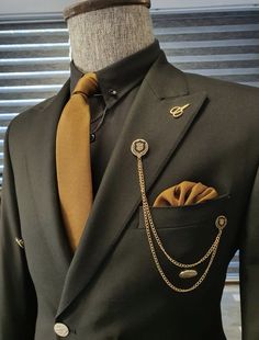 Tie Chain, Suit Clothes, Stylish Mens Suits, Gold Suit, Clothes Jacket, Black Suit Men, Fancy Suit, Classy Suits, Pants Gift