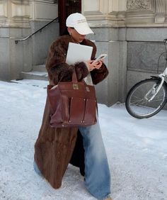 Brown Fur Coat Outfit, Brown Fur Coat, Fur Coat Outfit, Cold Fashion, Cozy Winter Outfits, Autumn Fits, Coat Outfit, Estilo Preppy, Looks Street Style