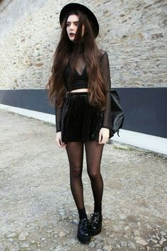 Alternative to the dress. Adorable. Edgy Grunge Outfits, Winter Hipster, Hipster Goth, Modern Goth, Punk Rock Outfits, Black Tees, Woman In Black