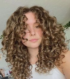 Conheça os cortes em camada para cabelos cacheados que são a tendência do momento. #corte #cabelo #cachos #cacheado Long Layered Curly Hair, Layered Curly Haircuts, Highlights Curly Hair, Hair Color Underneath, Brown Curly Hair