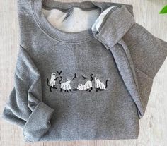 Adorable sweatshirt featuring ghost cats!   Unisex sweatshirt offers a relaxed fit for all genders and body types. Comfortable and warm which is perfect for fall nights and Halloween fun. INFORMATION * Gildan Unisex Sweatshirt * 50% Cotton, 50% Polyester -Design is embroidered with high quality thread CARE INSTRUCTIONS Machine wash cold on delicate cycle, dry low heat or lay flat to dry. Do not bleach/dry clean.  SIZING Unisex sized.  Please refer to guide size photo to determine the most accurate fit & for all measurements and information. SHIPPING We require 3-5 days for processing time- Rush option is available. Please contact me to discuss. Please allow another 2-10 days for delivery. Please ensure your selections are correct as I do not accept returns. Size Chart S M L XL 2XL Kitten Embroidery, Ghost Embroidery, Cat Embroidery Design, Cat Machines, Cat Ghost, Sweatshirt Embroidery, Ghost Sweatshirt, Cat Embroidery, Boo Ghost