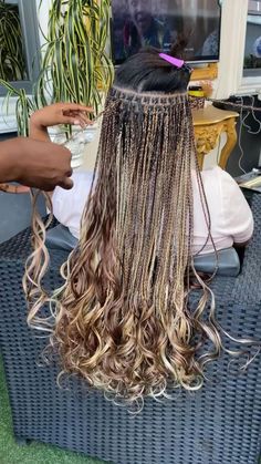 Braids With Color Extensions Black Women, French Curl Braid Colors, Ash Blonde French Curl Braids, Extra Small French Curl Braids, French Curls Braids Colors, Braid Colors For Black Women, Two Color Braids Black Women, Small French Curl Braids, Braids With Color Extensions