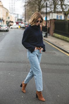 Emma Hill Style, Round Ray Ban Sunglasses, Suede Boots Outfit, Emma Hill, Jeans Outfit Winter, Mode Tips, Tan Belt, Booties Outfit, Cooler Look