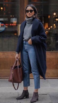 Denim Winter Outfit, Vinter Mode Outfits, Comfy Outfits Winter, Street Mall, Fall Fashion Coats, Grey Turtleneck Sweater, Fashion Queen, Navy Coat, Kylie Jenner Outfits