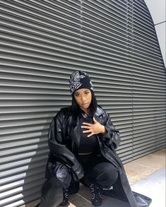 Women’s fashion. Women’s street style. Streetwear aesthetic. Streetwear inspiration. Outfit of the day. Ootd. Street style. London Street Style, Women's Beanie, Swag Style, Streetwear Women, Street Style Women, Outfit Of The Day, Coats For Women