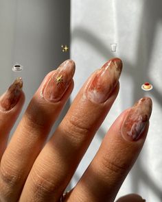 A Caramel Macchiato at your fingertips! These were created with plastic wrap and the shades in our 'Nudes Set' 🤎🤯⁠ ⁠ Here's how to create this look:⁠ ✨paint your nails with a nude shade⁠ ✨drip on each shade to a crumpled piece of plastic wrap⁠ ✨tap onto your nail to create a marbled look⁠ ✨clean up any polish around your finger⁠ ✨seal with the gel shine top coat⁠ ⁠ #nailart #marblenails #caramelmacchiato #nailsnailsnails #nailsofinstagram #howtonails #diynails #nailinspo Gel Nails On Tan Skin, Nail Art On Brown Skin, Nails Tan Skin Tone, Light Marble Nails, Latte Marble Nails, Nail Brown Skin, Marble Nails Aesthetic, Caramel Nails Design, Nude Gel Nails With Design