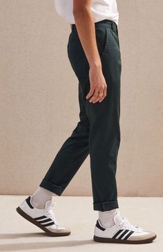 Ankle Pants Outfit Men, Ankle Pants Outfit, Vans Outfit Men, Chinos Men Outfit, Green Chino Pants, Adidas Samba Outfit, Samba Outfit, Pants Outfit Men, Men Fashion Casual Shirts