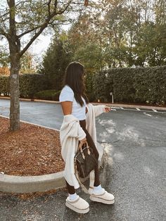 Dresses With Uggs, Leggings And Long Cardigan Outfit, Cardigan With Leggings, Uggs And Leggings, Uggs Outfit Ideas, Leggings Fall Outfit, Fall Outfits Comfy, Cardigan Leggings Outfit, Lazy Fall Outfits