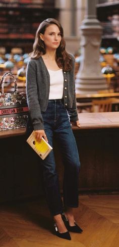 Chic Nerd Outfits, Feminine Jean Outfits, 90 Classy Fashion, Parisian Style Outfit Winter, Romantic Glam Outfit, 90s Vogue Aesthetic, Feminine Curvy Outfits, Hourglass Outfit Inspiration, Yasmin Industry Style