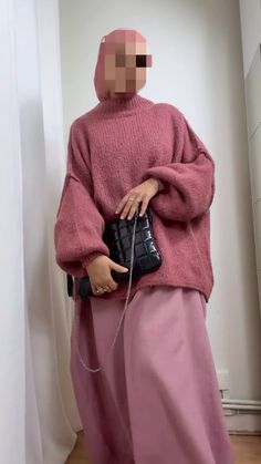 outfit voilée hiver rose Modest Winter Fits, Winter Abaya Outfits, Outfit Hijab Winter, Winter Hijabi Outfits, Pink Two Piece Outfit, Hijabi Winter Outfits, Hijabi Inspiration, Hijabi Casual Outfits