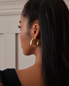 These chunky hoop earrings offer a clean and modern look, perfect for making a bold statement. Each piece is hand-polished and carefully inspected to ensure a luxurious finish. Despite their substantial silver metal volume, the weight is reduced for maximum comfort, even during long wear. Made from 925 sterling silver and plated with genuine yellow gold or white gold, these earrings allow you to express yourself with luxurious chunky hoops without compromising on comfort. Perfect as a gift for h Chunky Metal Hoop Earrings For Everyday, Modern Chunky Small Hoop Earrings, Everyday Chunky Metal Hoop Earrings, Chunky Metal Hoop Earrings Modern Style, Modern Chunky Metal Hoop Earrings, Modern Chunky Hoop Earrings, Chunky Small Hoop Metal Earrings, Minimalist Chunky Hoop Earrings, Elegant Chunky Hoop Earrings As Gift