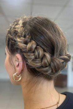 A braided crown is a gorgeous and whimsical hairstyle that gives a regal touch to your homecoming look. To create this style, part your hair down the middle and braid two sections on each side of your head. Wrap each braid around the crown of your head and pin them in place. This hairstyle works best on medium to long hair and gives off a romantic, boho vibe that’s perfect for homecoming. Pinned Up Braids, French Braid Crown Tutorial, Loose Crown Braid, Crown Of Braids, Messy Crown Braid, Crown Braid For Short Hair, Figure Skating Competition Hair, Crown Hairstyles Braided, Hair Braid Crown