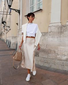 Silk Skirt Outfit Summer, Paris Spring Outfit, Satin Slip Dress Outfit, Beige Skirt Outfit, Chic Skirt Outfits, Work Event Outfit, Event Outfit Ideas