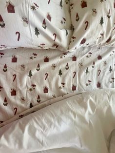 not mine Holiday Bed Sheets, Christmas Bedsheets Aesthetic, Winter Bed Set, Xmas Decorations Bedroom, Christmas Bed Sheets Aesthetic, Cute Christmas Bedding, Winter Bed Sheets, Christmas Vibes Aesthetic Cozy