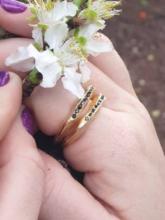 This is a very elegant ring set with 9-11 black saphire. It is a wavy asymmetrical ring. Its made of goldFilled that will not tarnish. - Goldfilled - Set with 9-11 blue sapphire -Free shipping -Comes in a gift box If you would like to see other rings I have made, please follow this link: https://www.etsy.com/il-en/shop/TamyZurTachshit?ref=seller-platform-mcnav&section_id=17271018 If you would like to go back to my store follow this link: https://www.etsy.com/il-en/shop/TamyZurTachshit?ref=se Asymmetrical Ring, Jewelry Alternative, Black Spinel Ring, September Birthstone Rings, Spinel Ring, Stamped Rings, Ring Black, Black Spinel, Elegant Ring