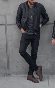 Black Jeans Brown Boots, Mens Casual Outfits Summer, Hipster Man, Mens Winter, Outfit Jeans, Man Standing, Mens Winter Fashion, Relaxed Fit Jeans, Sneakers Men Fashion