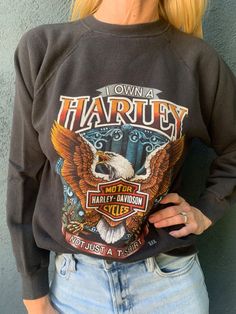 DATED FROM 1986. LAID FLAT, THE SWEATSHIRT MEASURES 20.5" ACROSS THE CHEST FROM UNDERARM TO UNDERARM AND 23" LONG FROM THE TOP OF THE SHOULDER TO THE BOTTOM HEM. THE SIZE TAG SAYS IT'S A MEDIUM. IT'S IN EXCELLENT CONDITION FOR IT'S AGE. T Shirt Picture, Biker T Shirts, Vintage Clothing Men, Size Tag, Vintage Men, Harley Davidson, Vintage Outfits, Sweatshirts, T Shirt