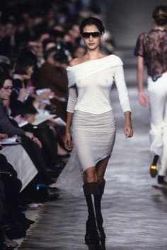 Chloé Fall 1999 Ready-to-Wear https://www.vogue.com/fashion-shows/fall-1999-ready-to-wear/chloe/slideshow/collection#41 90s Runway Fashion Dresses, 90s Runway Fashion, Vintage Runway, Original Supermodels, Woman Suit Fashion, Vogue Runway, Fashion Fits, Suit Fashion