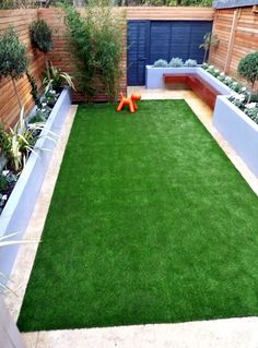 Cedar Screen, Hedge Garden, Floating Bench, Grass Backyard, Grass Garden, Contemporary Garden Design, Small Courtyard Gardens, Courtyard Gardens Design, Garden Inspo