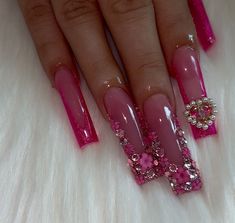 Hot Pink Gold Nails, Hot Pink Quince Nails, Quince Hot Pink, Hot Pink Long Nails, Electric Pink Nails, Pink Extra Nails, Fuschia Nails Design, Hot Pink Bling Nails, Hot Pink Square Nails