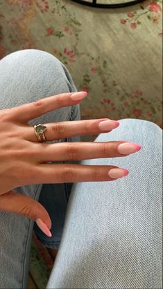 Difference Between Almond And Oval Nails, Nails 2023 Trends Clear, Pink Wedding Nail Art, Nail Inspo August 2023, New Nail Inspo 2023, Nail Colors For Europe, Short Oval Press On Nails, Simple Nails Inspo Aesthetic, Minimalist Nails Color