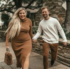 Couple Pose Plus Size, Plus Size Couples Goals, Fall Couples Outfits, Plus Size Couples, Fall Couple Outfits, Christmas Dressing