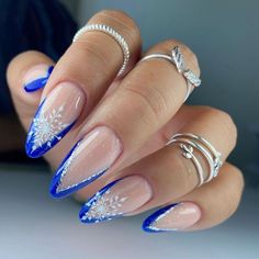 Snowflake Nail Ideas, Blue Winter Nails, Winter Nails 2023, Nail Art Noel, Snowflake Nail, Nail Art Trends, Vibrant Nails