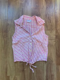 Vintage 90's 'Simply Basic' pink country chic tie waist blouse. Cropped, sleeveless, super cute little flower shaped buttons. Brand: Simply Basic Size: Tagged a Large - Fits more like a Small - all measurements from flat as per photos.  Top is in good vintage condition. * Please note that vintage items have been preowned and potentially preloved and are rarely 'Perfect.' I do my absolute best to source out amazing pieces that are in very good condition and thoroughly scan each item before postin Cute Tops With Button Closure For Spring, 90s Style Vest Top For Spring, Cute Spring Sleeveless Vest, Y2k Style Button-up Summer Tops, Pink Buttoned Tops For Spring, Y2k Style Tops With Buttons For Spring, Y2k Collared Tops For Summer, 90s Style Sleeveless Vest For Spring, 90s Style Spring Vest