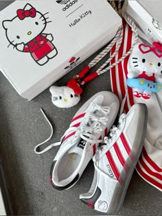 Puma Heels, Nikes Jordans, Bracelets Business, Samba Sneakers, Men's Adidas (men), Striped Sneakers, Pink Hello Kitty, Sneakers Puma, Girls Red