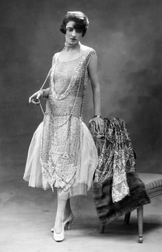 People Fashion. pic: 1926. Young woman in the evening wear fashion of the era. 20’s Fashion, Fashion Through The Decades, 1920s Fashion Women, Chicago Aesthetic, 1920s Women, Dress For Ladies, Fashion Decades, 1920s Outfits