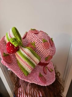 Red Crochet Hat, Crochet Increase, Strawberry Hat, Crochet Green, Crochet Strawberry, Confection Au Crochet, Crochet Decrease, Crochet Design Pattern, Kawaii Crochet