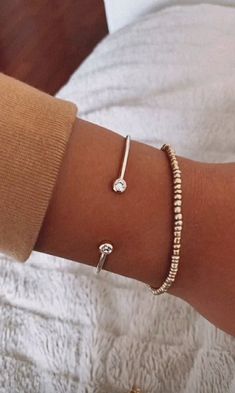 Casual Jewelry, Girly Jewelry, Jewelry Inspo, Stylish Jewelry, Modern Jewelry, Jewelry Trends, Jewelry Branding, Beautiful Bracelet, Silver Bracelets