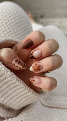 Simple Autumn Nails Almond, Fall Nails Trendy Brown, September Nail Art Ideas, Summer Cheetah Print Nails, Short Gelx Almond Nails, Fall Design Nails Autumn, Brown Tortoise Nails, Nude Nails 2024, Nail Trends Fall 2024