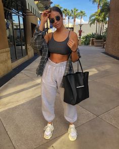 bra // look // trackies Street Wear Girl, Cute Airport Outfit, European Street Style, Sweatpants Outfit, Chill Outfits, Outfit Trends, Cute Comfy Outfits, Dope Outfits, Airport Outfit