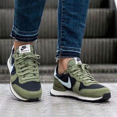 Black Nike Trainers, Black Nike Sneakers, Sneaker Outfits, Nike Internationalist, Black Nike Shoes, Streetwear Mode, Best Shoes For Men, Best Shoes, Green Sneakers