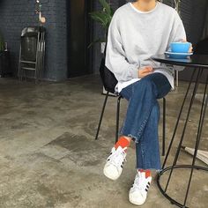 Simple Sweatshirt, Stylish Socks, School Looks, Hip Hop Outfits, Kate Hudson, Colorful Socks, 가을 패션