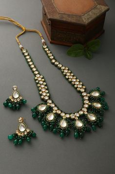 Etruscan Jewelry, Timeless Jewellery, Green Jewellery, Sabyasachi Bridal, Kurta Lehenga, Kundan Jewellery Set, Kundan Necklace Set, Kundan Jewelry, Antique Jewellery Designs