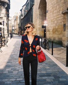 Style Année 80, French Street Fashion, French Outfit, Paris Chic, Red Bag, European Women, French Women