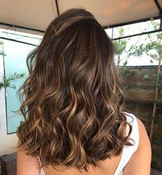 Morena iluminada: diferentes técnicas para clarear os cabelos – Fashion Bubbles Brown Hair Inspo, Brunette Hair With Highlights, Real Human Hair Extensions, Hair Color Light Brown, Brown Hair Balayage, Light Hair Color, Brown Blonde Hair, Brown Hair With Highlights, Long Wavy Hair