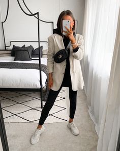 Phoebe Gore, Everyday Uniform, Ny Outfits, Blazer Outfit, Elegante Casual, Festival Looks, Blazer Outfits, Casual Winter Outfits, White Blazer