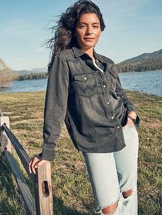 MADE FOR MODERN COWGIRLS Nail the slouchy, Western-inspired look you love with our Women's Boyfriend Denim Shirt. It comes with all the heritage details our customers have loved since 1947: pointed yokes, chest pockets with the "W" embroidery, pearl snaps, and a long silhouette for versatility. This modern take on the classic denim shirt features a loose fit for that borrowed-from-the-boys feel. Denim Outfit Fall, Wrangler Women, Western Denim Shirt, Womens Denim Shirt, Western Outfits Women, Boyfriend Denim, Fall Denim, Double Denim, Outdoor Pants