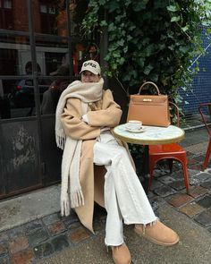 Ugg Ultra Mini Driftwood Outfit, Stile Kendall Jenner, Nyc Winter Outfits, Winter Mode Outfits, Paris Winter, Nyc Outfits, New York Outfits, New York Winter, Europe Outfits