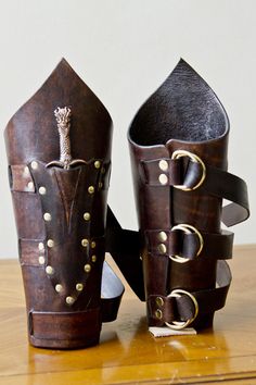 Elaborate bracers held closed with three leather belt strips, includes small dagger in a riveted pocket. Available in any color. Mode Steampunk, Leather Armor, Fantasy Costumes, Leather Projects, Fantasy Clothing, Fantasy Fashion, Character Outfits, Larp