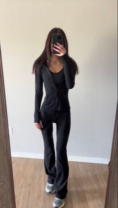 Aesthetic Outfits Sporty, Lululemon Define Jacket Outfit, Outfit Ideas Lululemon, Lululemon Outfit Winter, Black Flared Leggings Outfit, Define Jacket Outfit, Lululemon Outfit Ideas, Gym Aesthetic Outfits, Sporty Outfits For Women