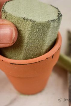 DIY Mini potted plant ideas Mini Terracotta Pots Ideas, Tiny Terracotta Pot Crafts, Mini Terracotta Pots, White Flower Pot, Garden Houses